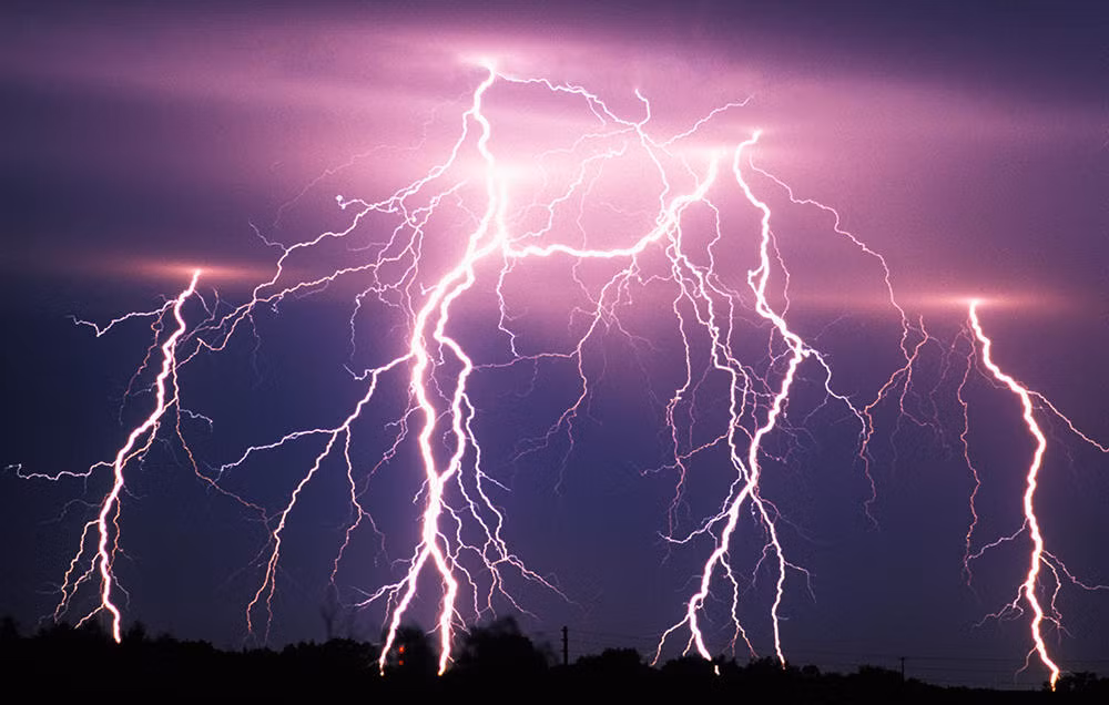 Theo một kết quả nghiên cứu, nếu hiện tượng nóng lên toàn cầu vẫn tiếp diễn thì đến năm 2100, hiện tượng sét đánh sẽ tăng thêm 50%.