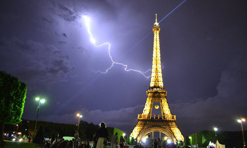 Năm 1992, sét đánh trúng tháp Eiffel đã gây hư hại phần trên đỉnh tháp. Sau đó, nó được các công nhân sửa chữa.