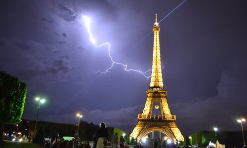 Năm 1992, sét đánh trúng tháp Eiffel đã gây hư hại phần trên đỉnh tháp. Sau đó, nó được các công nhân sửa chữa.