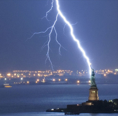 Theo ước tính, Tượng Nữ thần Tự do trung bình mỗi năm bị khoảng 600 lần sét đánh trúng.