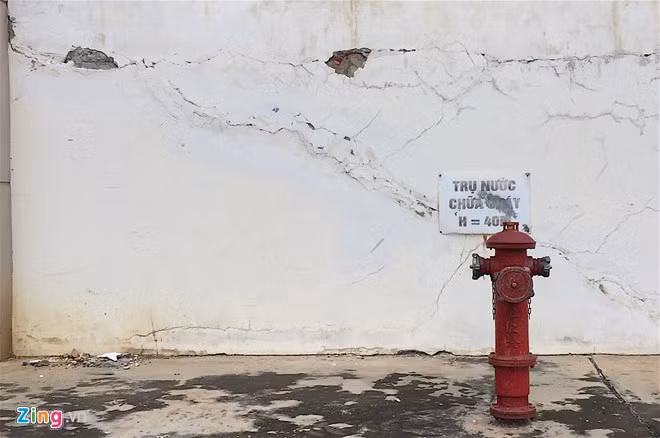 Bờ tường phía sau trụ nước chữa cháy bong tróc, gây mất mỹ quan.