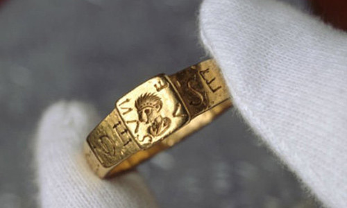 Bi an chiec nhan La Ma co “bi nguyen rua“ muon doi