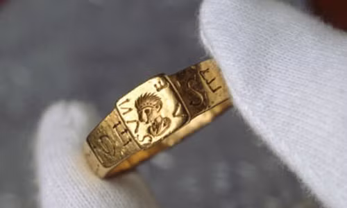 Bi an chiec nhan La Ma co “bi nguyen rua“ muon doi