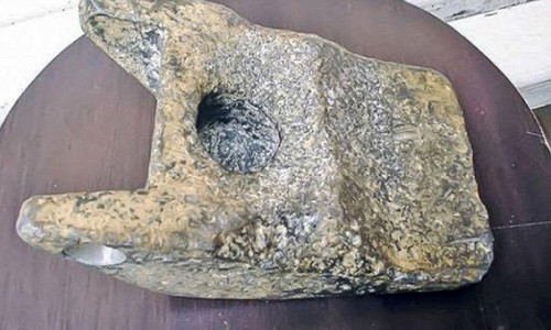 Mới đây, một mảnh kim loại bằng nhôm được phát hiện có niên đại 250.000 năm tuổi. Điều này khiến nhiều người đưa ra giả thuyết người ngoài hành tinh từng ghé thăm Trái đất. Mảnh kim loại này dài 20 cm, rộng 12,5 cm và dày 7 cm.