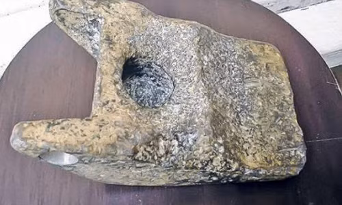 Mới đây, một mảnh kim loại bằng nhôm được phát hiện có niên đại 250.000 năm tuổi. Điều này khiến nhiều người đưa ra giả thuyết người ngoài hành tinh từng ghé thăm Trái đất. Mảnh kim loại này dài 20 cm, rộng 12,5 cm và dày 7 cm.