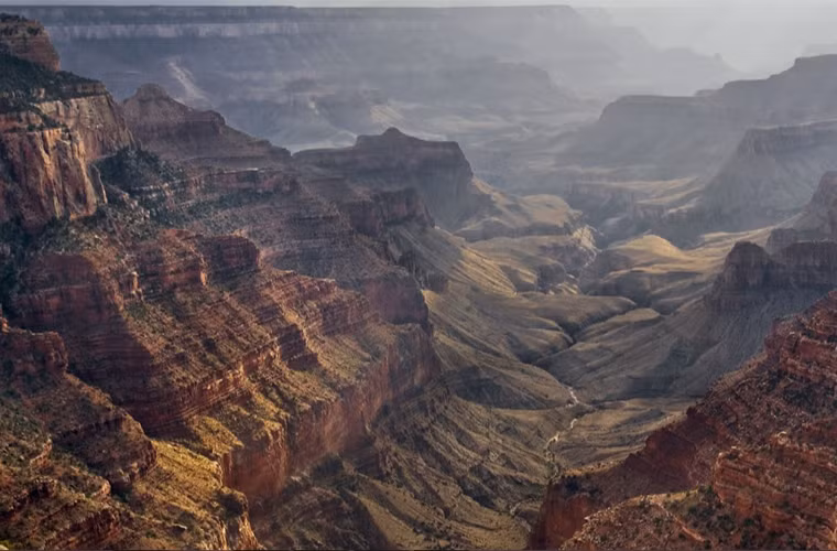 Hẻm núi lớn Grand Canyon thuộc công viên quốc gia Grand Canyon ở bang Arizona, Mỹ gây ấn tượng bởi vẻ đẹp kỳ vĩ của các hẻm núi với màu đỏ của đá và những con suối thoắt ẩn thoắt hiện đẹp như tranh vẽ.