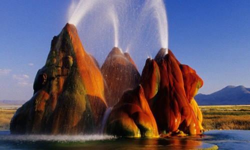 Mạch nước phun Fly Geyser ở sa mạc Nevada khiến nhiều người không tin vào mắt mình trước vẻ đẹp của cảnh quan siêu thực này.