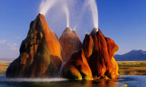 Mạch nước phun Fly Geyser ở sa mạc Nevada khiến nhiều người không tin vào mắt mình trước vẻ đẹp của cảnh quan siêu thực này.