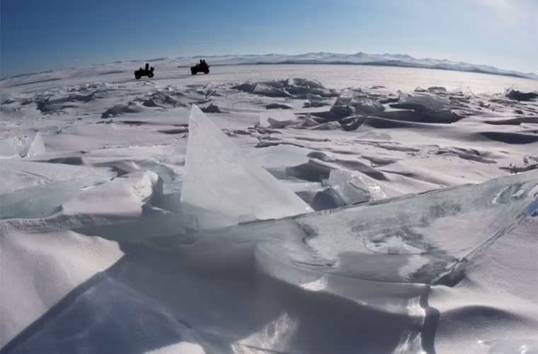 Hồ Baikal ở Siberia là hồ nước ngọt lâu đời nhất và lớn nhất thế giới. Vào mùa đông, cảnh quan ngoạn mục ở hồ Baikal khiến con người ngỡ ngàng.