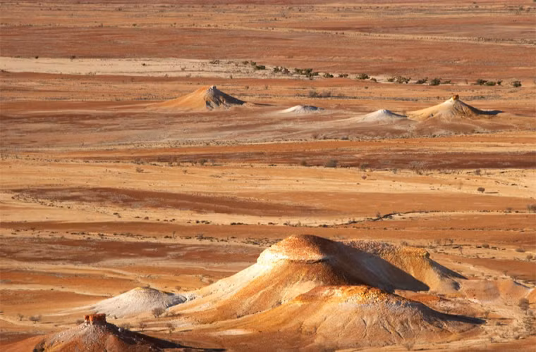 Painted Hills hay Đồi Vẽ nằm ở phía tây của Mitchell, bang Oregon, Mỹ sở hữu danh lam thắng cảnh lạ lùng, hấp dẫn. Những ngọn đồi nhiều màu sắc rực rỡ và sống động như một bức tranh thủy mặc.
