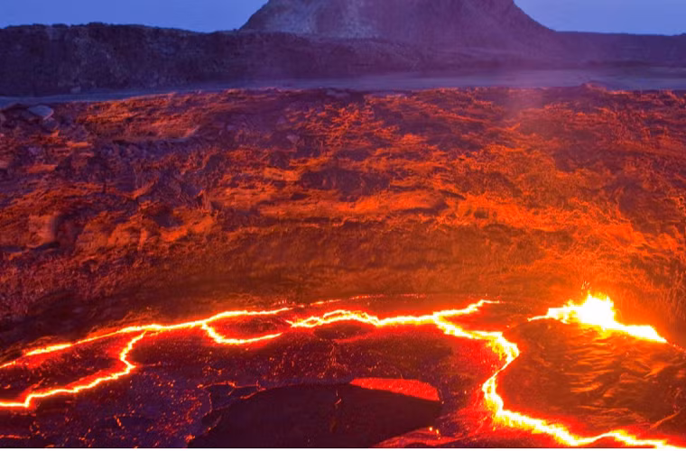 Kỳ quan thiên nhiên siêu thực tại núi lửa Erta Ale ở Ethiopia. Đây là một trong số những hồ dung nham cháy vĩnh viễn trên Trái đất. Nơi đây được cho là chứa linh hồn ma quỷ.