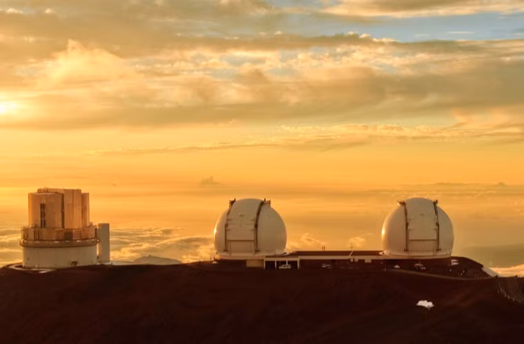 Đài quan sát thiên văn trên đỉnh núi Mauna Kea không hoạt động. Đây là một trong những địa điểm tốt nhất trên Trái đất để quan sát bầu trời đêm đầy sao.