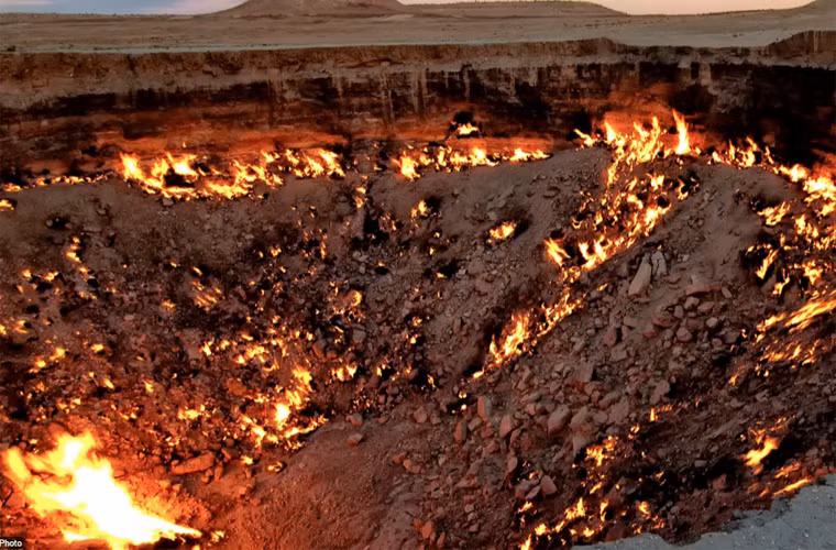 "Cổng địa ngục" ở Turkmenistan thực chất là một hố lửa rực cháy suốt hơn 5 thập kỷ qua kể từ năm 1971. Miệng hố bốc cháy trong sa mạc ở Turkmenistan tạo ra khung cảnh siêu thực.