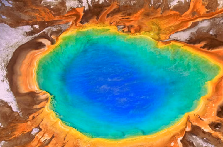Hồ đa sắc Grand Prismatic Spring thuộc vườn quốc gia Yellowstone là hồ nước nóng lớn nhất ở Mỹ và đứng thứ 3 trên thế giới. Điểm đặc biệt ở nơi đây là màu sắc rực rỡ của hồ được sắp xếp một cách tự nhiên từ xanh, hồng, cam… vô cùng độc đáo. Đây là kết quả của các thực vật tảo và sắc tố vi khuẩn.