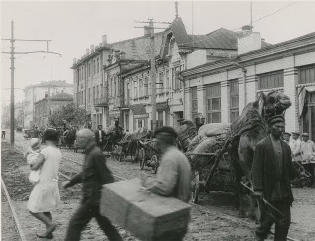 Vào những năm 1930, những cỗ xe ngựa kéo vẫn được người dân Liên Xô sử dụng phổ biến để vận chuyển hàng hóa.