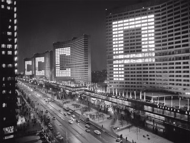 Thủ đô Moscow, Liên Xô năm 1977 rực rỡ ánh đèn khi về đêm.