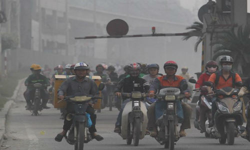 Các cao ốc ở quận 2, quận 9, quận 1 và Thủ Thiêm bị che phủ trong sương mù dày đặc, rất khó để quan sát.