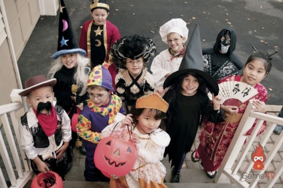 Nghĩa đầy đủ của câu "trick or treat" là: “Nếu muốn chúng tôi không chơi xấu thì hãy đãi chúng tôi cái gì đi”.