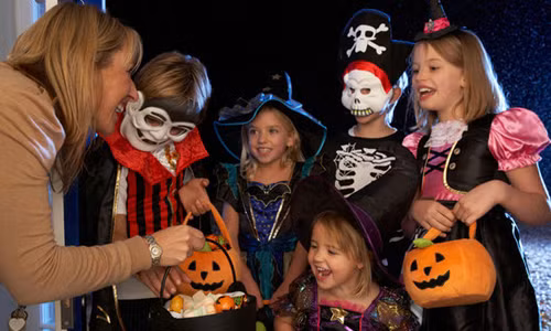 Trong lễ hội Halloween, trẻ em một số nước phương Tây thường chơi trò “Trick or treat” (tạm dịch: “Cho kẹo hoặc bị ghẹo”).