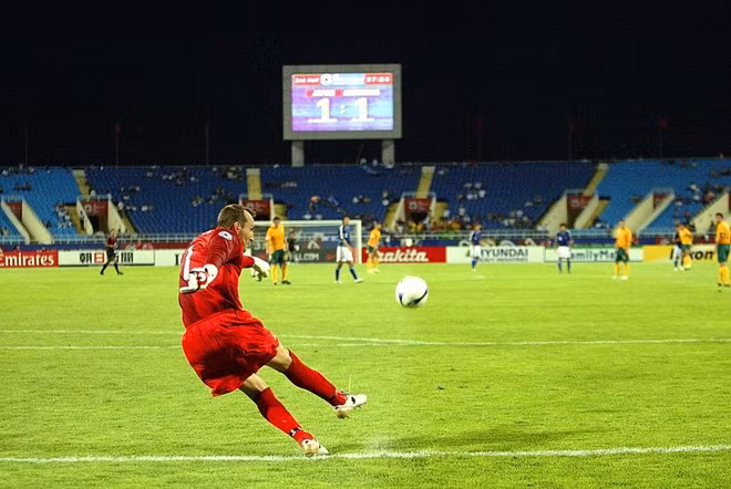 Trong ảnh, mặt cỏ sân Mỹ Đình khá đẹp. Ảnh được chụp trong trận Australia gặp Nhật Bản tại tứ kết Asian Cup 2007.