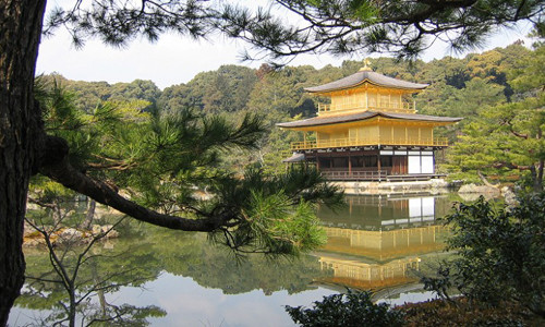Với diện tích gần 228.000 km2, cố đô Kyoto từng là kinh đô của Nhật Bản từ năm 794 - 1868. Thành phố cổ kính này lưu giữ nhiều di tích lịch sử, giá trị văn hóa truyền thống, cả về vật chất và tinh thần. Trong ảnh là Chùa Vàng (Golden Pavillion) còn có một tên gọi khác là chùa Kinkakuji hay chùa Rokuonji nằm trong di sản văn hóa cố đô Kyoto.