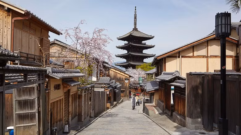 Sannenzaka là một trong những con đường đẹp nhất ở Kyoto. Đi theo con đường này, người đi bộ sẽ đặt chân đến chùa Kiyomizu. Kiyomizu (có nghĩa là Dòng nước thanh khiết) được mệnh danh là một trong những ngôi chùa đẹp nhất thế giới ở Kyoto. Ngôi chùa được xây dựng năm 778 trên đồi Otawa, thờ Phật Quan Âm nghìn tay.