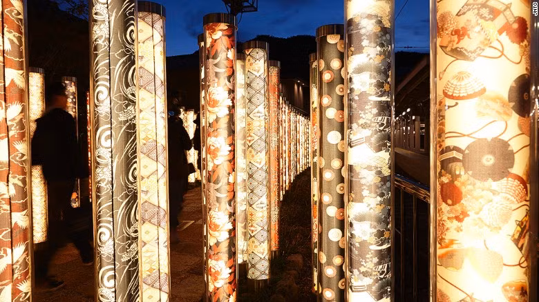 "Rừng" kimono lung linh sắc màu này gây ấn tượng với mọi người. Những cột cao 2m nằm bên ngoài nhà ga Randen ở Arashiyama khoác lên mình những mẫu kimono truyền thống của Nhật Bản.