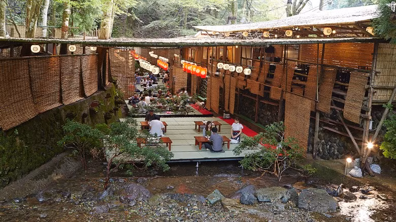 Từ tháng 5 - 9 hàng năm, nhà hàng Kawadoko ở Kibune có phong cách độc đáo khi thực khách vừa thưởng thức bữa ăn truyền thống vừa hòa mình vào khung cảnh thiên nhiên tuyệt đẹp.