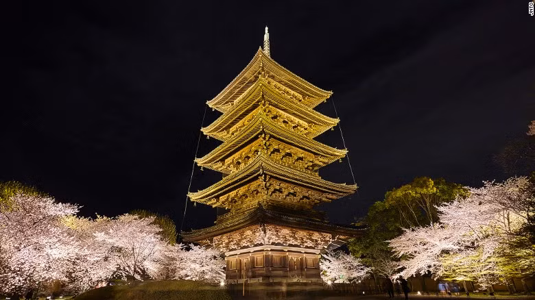 Đền Toji - biểu tượng của cố đô Kyoto với chiều cao 57m - 5 tầng. Đây cũng là ngôi đền cao nhất Nhật Bản. Được xây dựng vào những năm 700, đền Toji được Unesco công nhận là di sản thế giới.