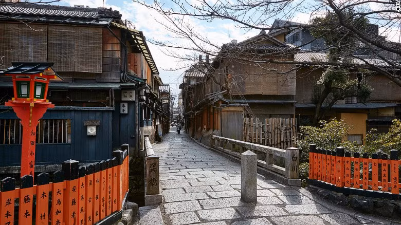 Khu phố cổ Gion có những ngôi nhà gỗ cổ cũ kỹ đặc trưng, quán trà đạo nổi tiếng. Khi đến đây, du khách sẽ nhìn thấy nhiều geisha trang điểm cầu kỳ trong những bộ kimono sặc sỡ đi lại trên phố hoặc trong quán trà, nói chuyện và tâm tình với khách.