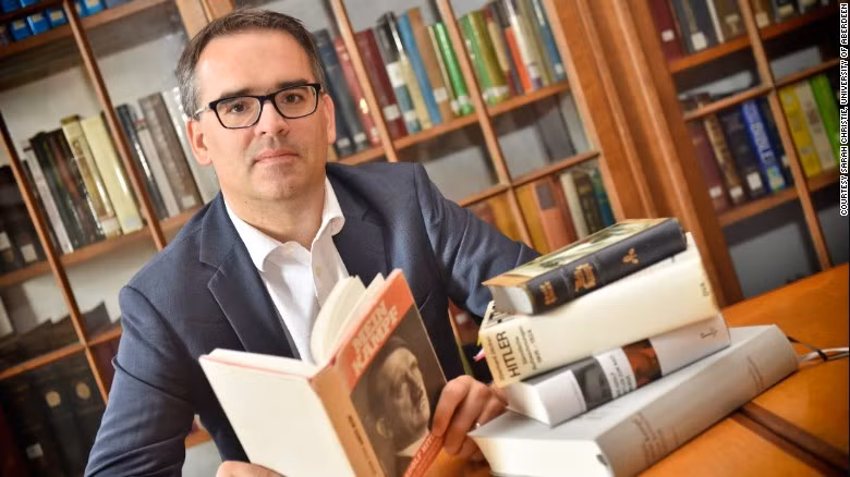 Lo manh khoe ca tung ban than cua trum phat xit Hitler