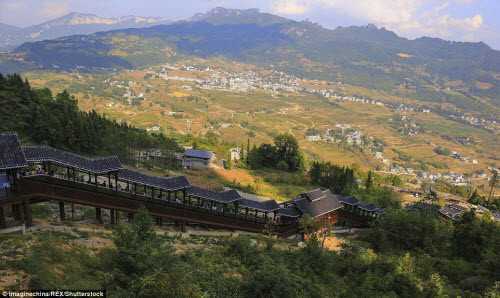 Hệ thống thang máy được thiết kế mái che bằng ngói truyền thống, giúp nó thân thiệt hơn với môi trường xung quanh.