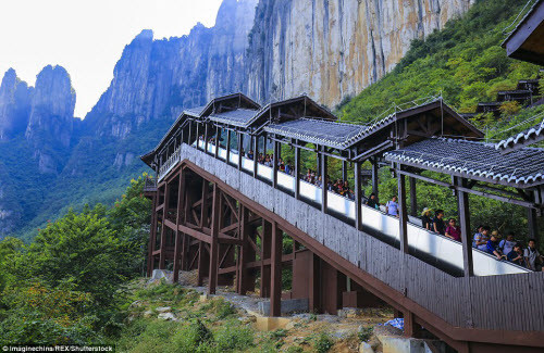 Thang máy nằm trong khu thắng cảnh núi Ân Thi ở tỉnh Hồ Bắc, Trung Quốc.