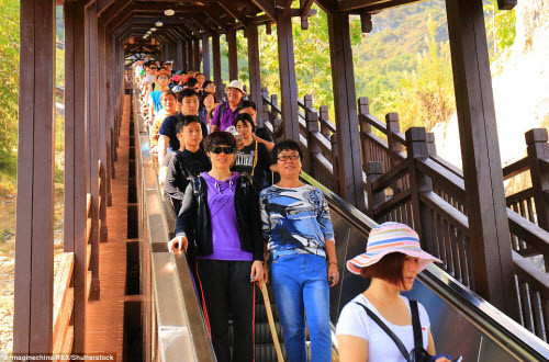 Rất đông du khách trải nghiệm đi trên thang máy dài nhất thế giới, sau khi nó được đưa vào khai thác từ 3.10 vừa qua.