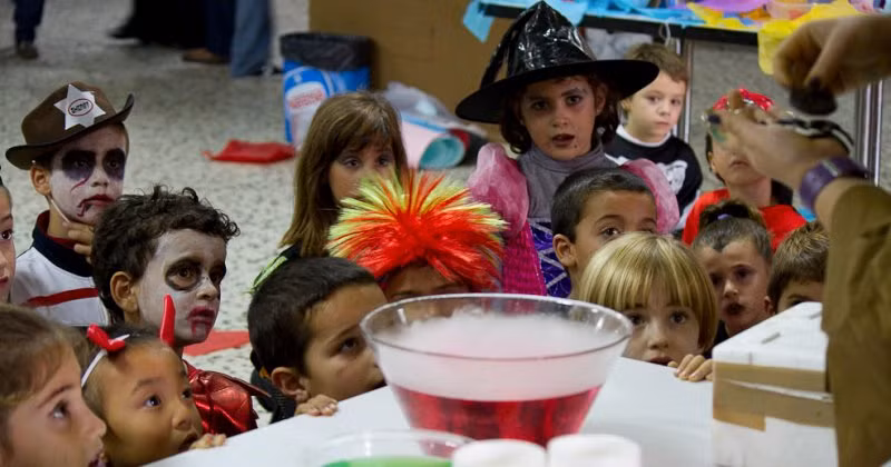 Truyền thống hóa trang thành nhiều nhân vật khác nhau trong ngày Halloween có nguồn gốc từ người Celtic.