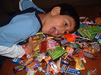 Halloween là ngày lễ có doanh thu cao thứ hai ở Mỹ (sau Giáng sinh). Mỗi năm, người dân Mỹ chi khoảng 6 tỷ USD cho Halloween. Ngành công nghiệp sản xuất bánh kẹo trung bình kiếm được 2 tỷ USD trong dịp lễ này.