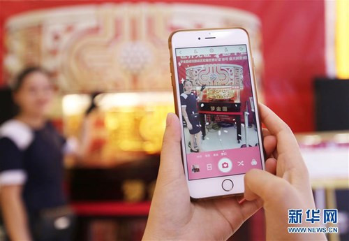 Đây là sản phẩm của một công ty chế tác trang sức tại Trung Quốc. Được biết, giá của chiếc nhẫn này là khoảng 30 triệu nhân dân tệ, tương đương 105 tỉ đồng.