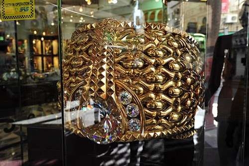 ... phá kỉ lục của một chiếc nhẫn vàng nặng 63.856kg được chế tác bởi một công ty ở Ả Rập Saudi.