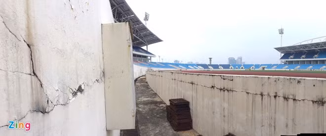 Một số vết nứt chạy dài phía dưới đường hầm dẫn về khán đài A sân Mỹ Đình. Đây là lối đi dành riêng cho phóng viên, nhân viên an ninh, kỹ thuật viên.