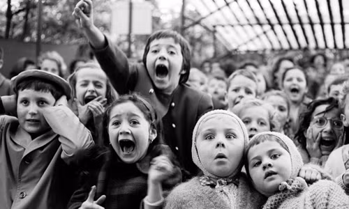 Muôn vàn biểu cảm thú vị của trẻ em khi xem biểu diễn tại nhà hát múa rối Tuileries ở Paris, Pháp năm 1963.