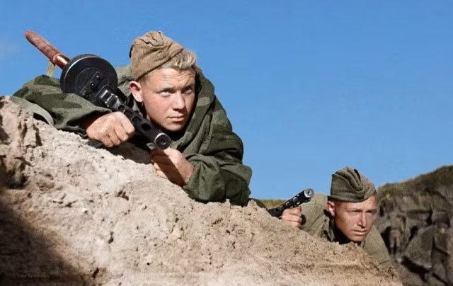 Hai binh sĩ nằm mai phục tại một địa điểm ở Berlin, Đức năm 1945.