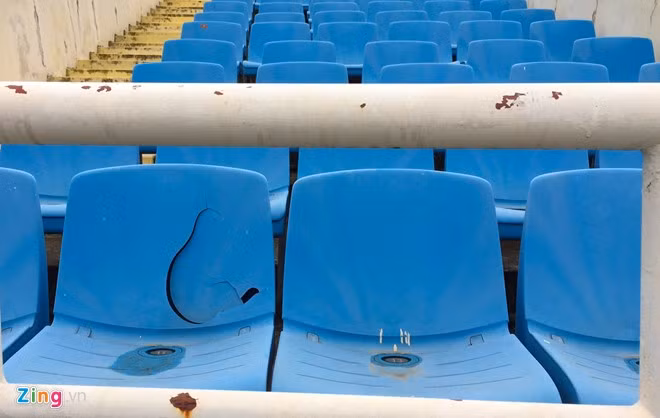 Một số ghế nhựa bị gãy vỡ chưa được thay mới. Tuy nhiên, số ghế vỡ là rất nhỏ trong tổng số 30.000 ghế được lắp trên 4 khán đài sân Mỹ Đình.