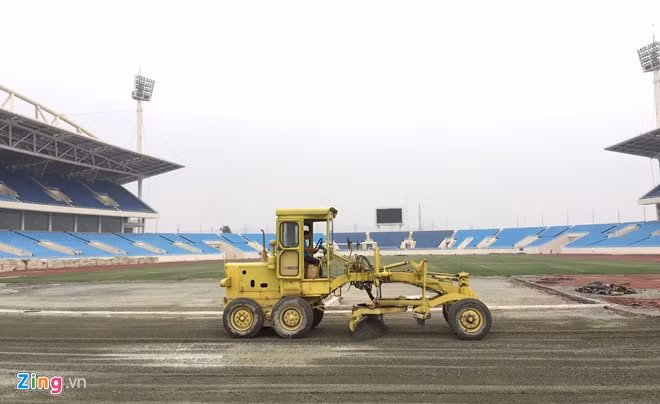 Một cán bộ thi công tại đường piste sân Mỹ Đình cho biết công nhân đang thực hiện việc chống sụt lún, còn việc thay lớp nhựa bề mặt đường chạy điền kinh do một đơn vị khác nhận thầu. Theo dự kiến, khoảng tháng 11 sẽ có thể bàn giao phần cứng (chưa trải nhựa) để phục vụ các trận đấu trong khuôn khổ AFF Cup.