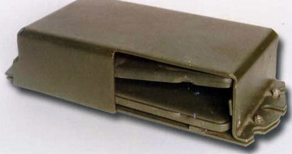 Bên trong những hộp thép của giáp Kontakt-1 có chứa chất nổ, khi gặp phải luồng xuyên lõm từ đạn chống tăng sẽ phát nổ với hiệu ứng hướng ra ngoài, từ đó làm giảm sức sát thương của đạn.