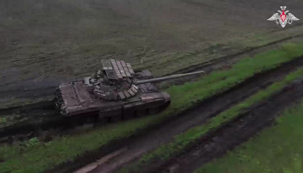 Các module giáp phản ứng nổ (ERA) loại Kontakt-1 có dạng những khối thép hình hộp, được gắn bổ sung vào mái che phía trên tháp pháo xe tăng, chi tiết này rất dễ nhận biết.