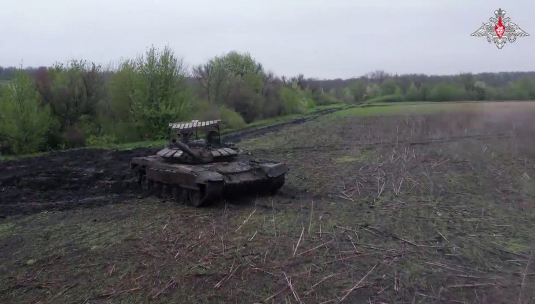 Theo Bộ Quốc phòng Nga, thực tiễn sử dụng T-72B3 hay bất cứ loại xe tăng chiến đấu chủ lực nào khác đều cho thấy điểm yếu nhất của chúng chính là phần trên nóc, nơi bọc thép mỏng nhất.