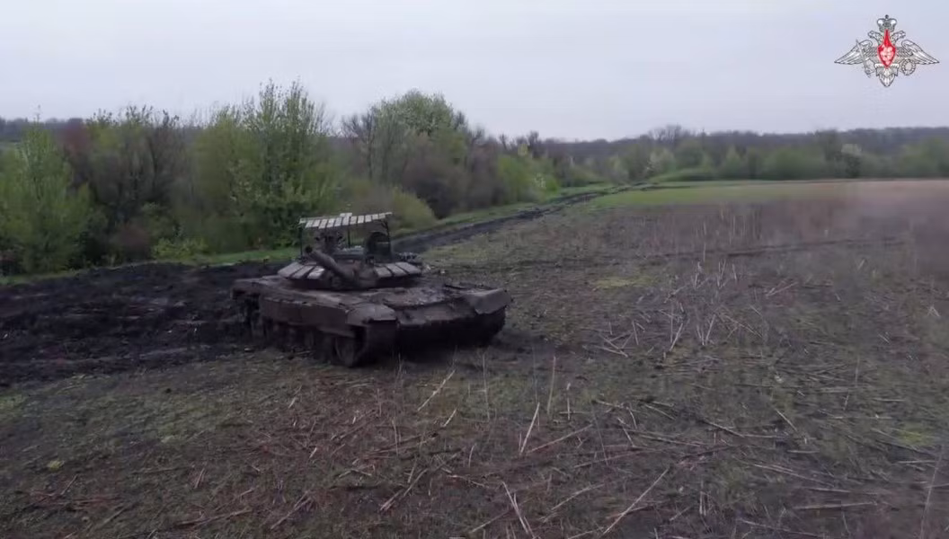 Theo Bộ Quốc phòng Nga, thực tiễn sử dụng T-72B3 hay bất cứ loại xe tăng chiến đấu chủ lực nào khác đều cho thấy điểm yếu nhất của chúng chính là phần trên nóc, nơi bọc thép mỏng nhất.