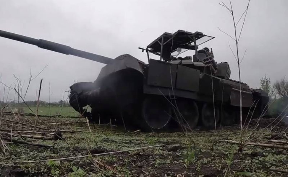 Trước thực tế trên, đã có một thời gian gần như toàn bộ xe tăng Nga đã tháo bỏ cấu kiện này, nhưng gần đây chiếc lồng thép đã được lắp đặt trở lại và còn kèm theo cải tiến khác rất đáng chú ý.