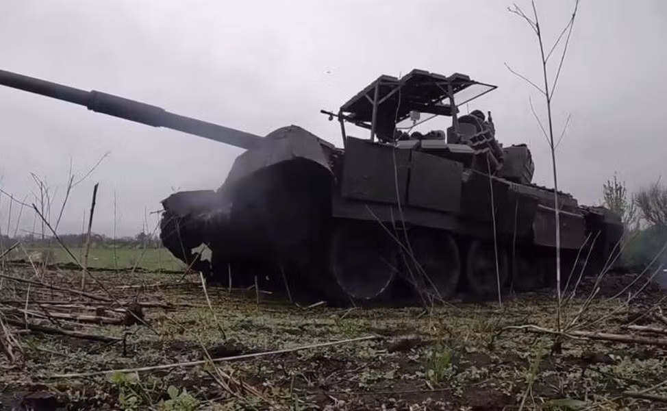 Trước thực tế trên, đã có một thời gian gần như toàn bộ xe tăng Nga đã tháo bỏ cấu kiện này, nhưng gần đây chiếc lồng thép đã được lắp đặt trở lại và còn kèm theo cải tiến khác rất đáng chú ý.