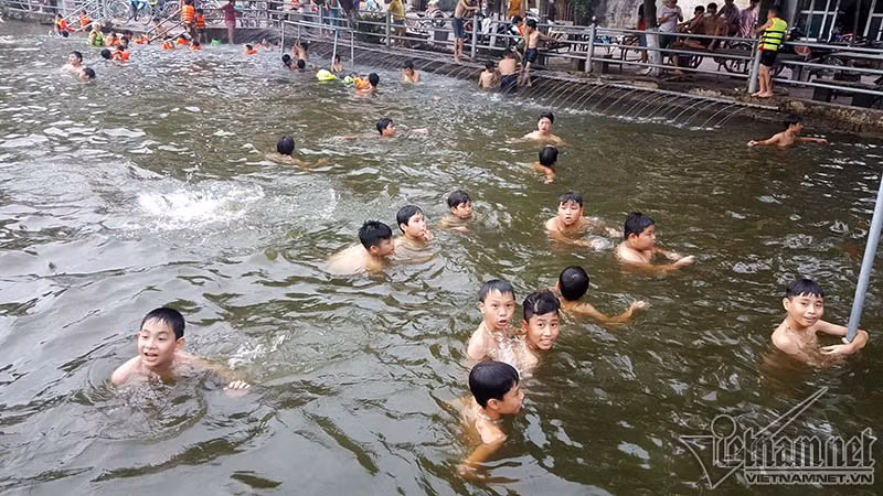 Trước khi được cải tạo, đây là ao tù, ô nhiễm nghiêm trọng, trẻ em ít biết bơi